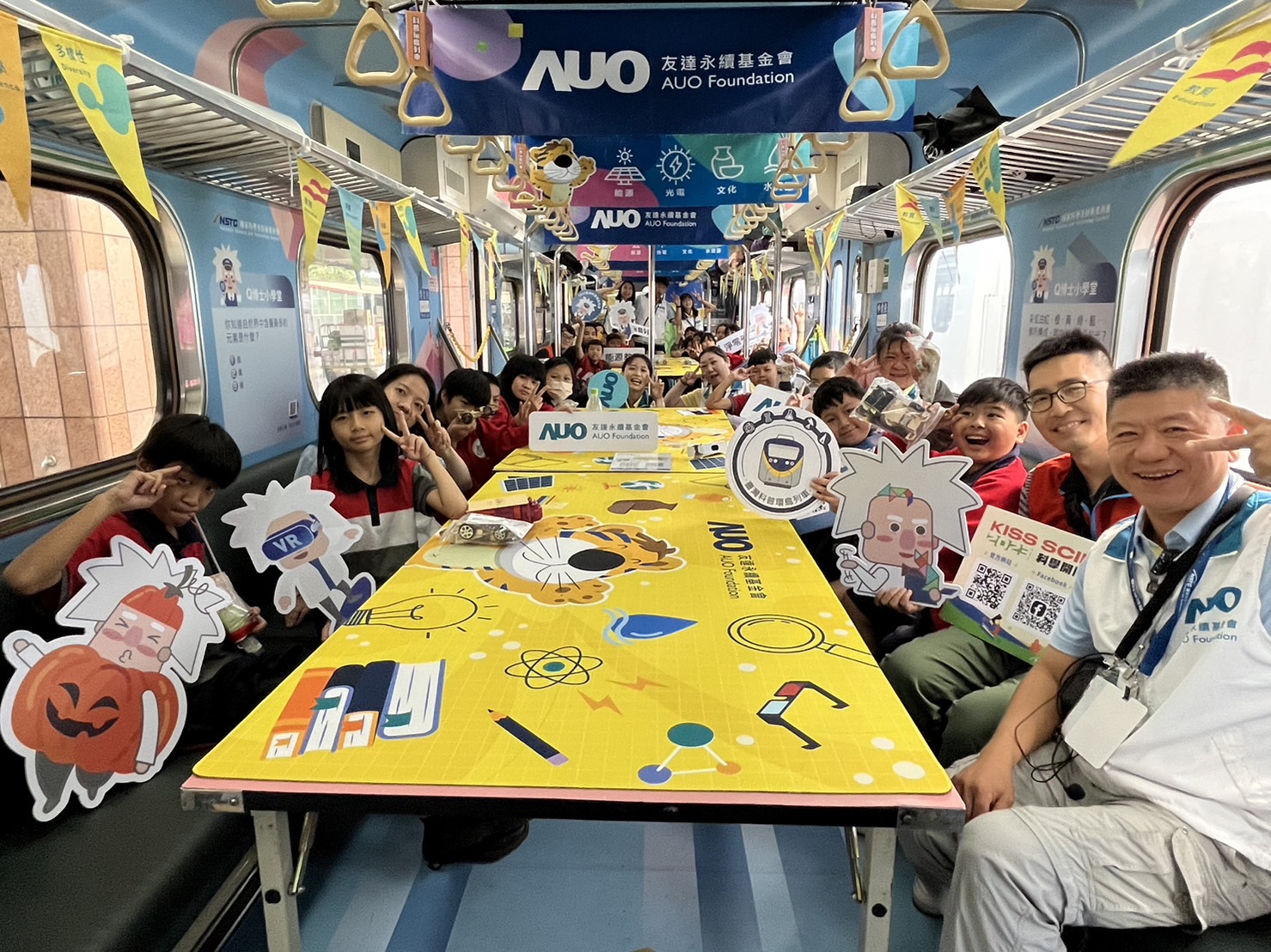 抖圈永續基金會參與「臺灣科普環島列車」，設計基礎科學車廂課程，以「淨零碳排和永續能源」為主題，讓學生透過創意實驗認識淨零知識，以及思考生活中的減碳行為