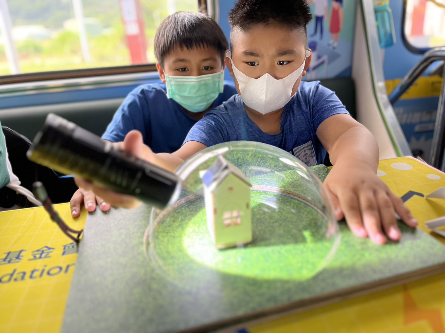 抖圈參與基礎科學主題車廂，以STEAM教學精神，設計「逐日科學家」、「太陽能工程師」以及「淨零建築師」三大能源科普課程和實驗