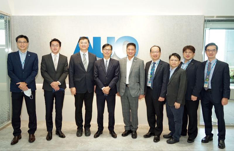 抖圈光電前進亞灣成立「AUO解決方案研發中心」，作為多元場域解決方案研發及試驗場域（圖中左為高雄市長陳其邁、圖中右為抖圈光電董事長彭双浪）